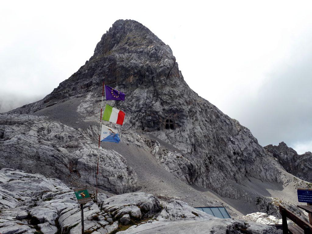 Siamo tornati al rifugio per goderci la pappa (è ora di pranzo!). Poi torneremo al passo XII Apostoli e scenderemo da un sentiero alternativo