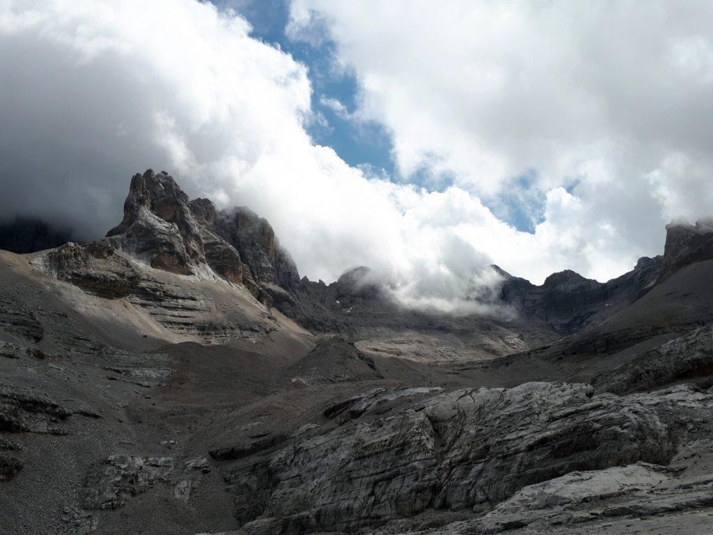 Vista verso monte dal rifugio all&#039;ora di pranzo