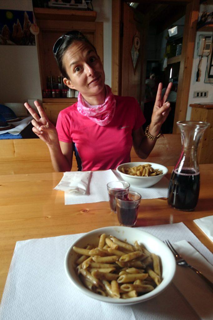 Scegliamo entrambi le penne con sugo fatto con l&#039;avanzo del gulash del giorno prima. Strabuone! Il tutto ovviamente annaffiato da mezzo litro di buon vino
