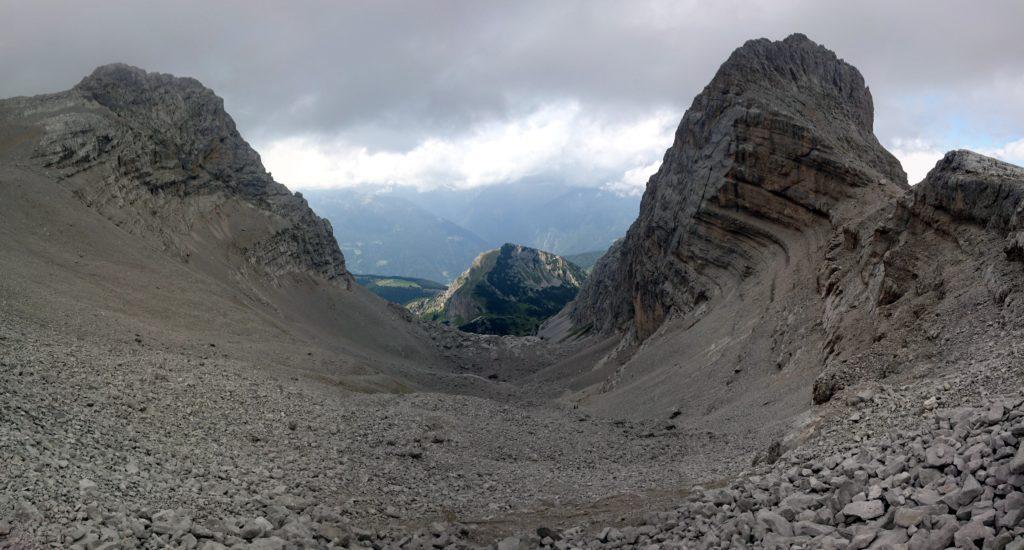 Dopo pranzo, torniamo al passo e scendiamo dal versante opposto lungo questo ghiaione che a tratti può essere percorso di corsa lasciandosi scivolare