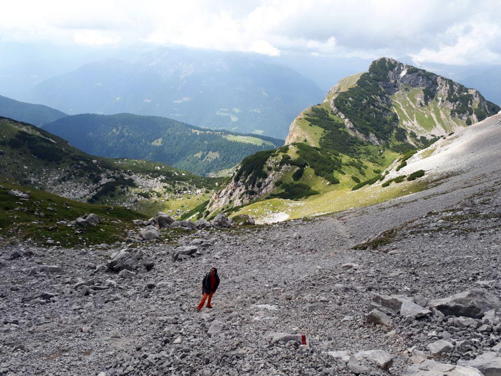 Io al termine del ghiaione. Avrei voluto fare anche quella cimetta alle nostre spalle già che c'eravamo, ma direi che di strada ne abbiamo fatta abbastanza anche senza considerando che è la prima gita seria dell'estate