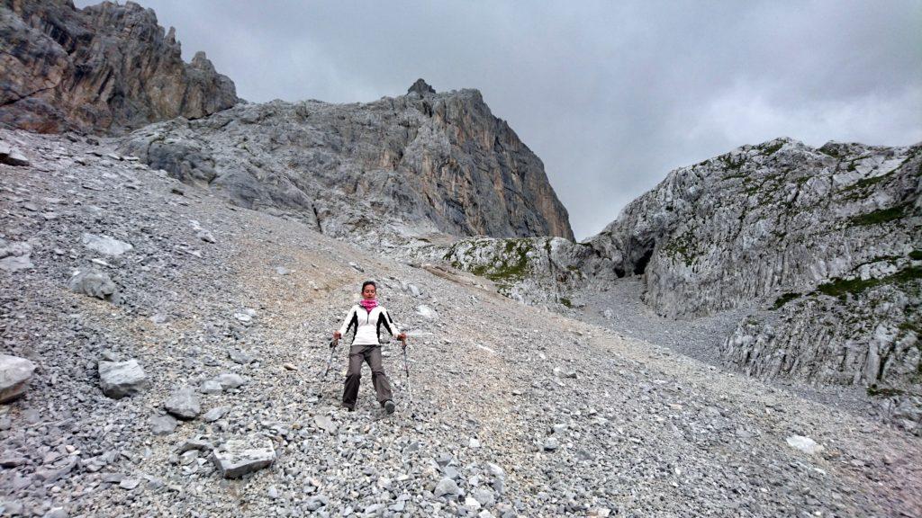 Erica scende dal ghiaione ma non si fida a lasciarsi scivolare....