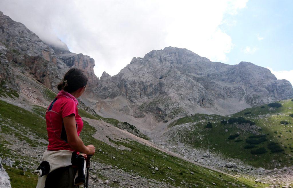 Nella valletta da cui scendiamo, individuiamo un altro arco naturale del Brenta di cui non sapevo nulla. Si intravede nela foto in alto al centro