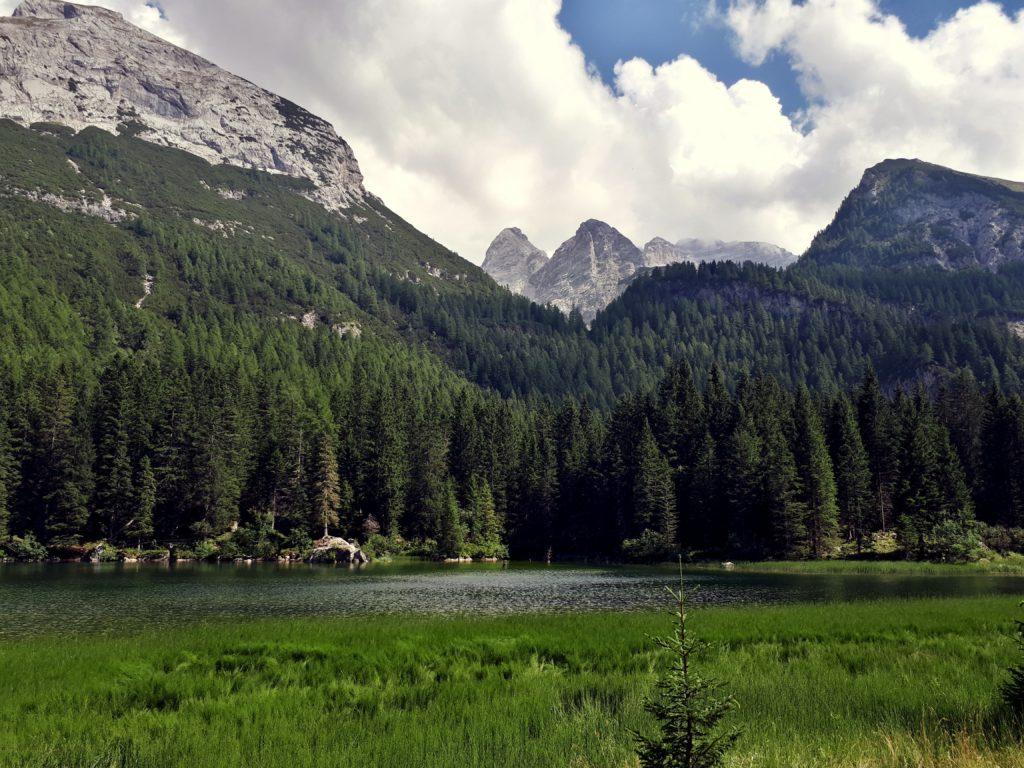 Il bel lago di Valagola con la luce del pomeriggio