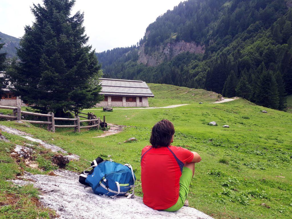 Prima di scendere alla macchina, ci concediamo 5 minutini di pausa. Alla fine camminiamo ininterrottamente da ore