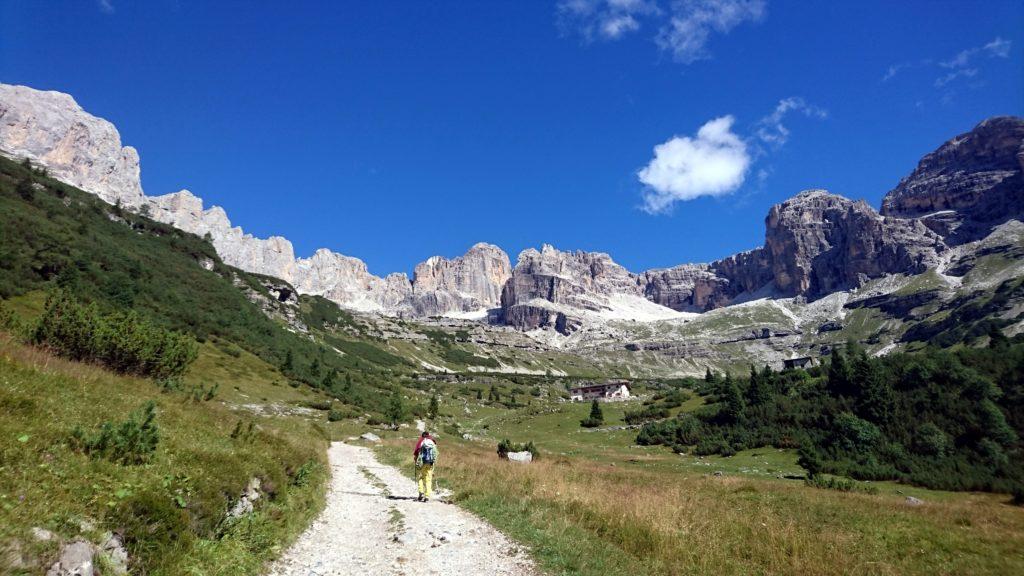 Val d'Ambiez all'approssimarsi del Rifugio Al Cacciatore: direi che la giornata promette bene