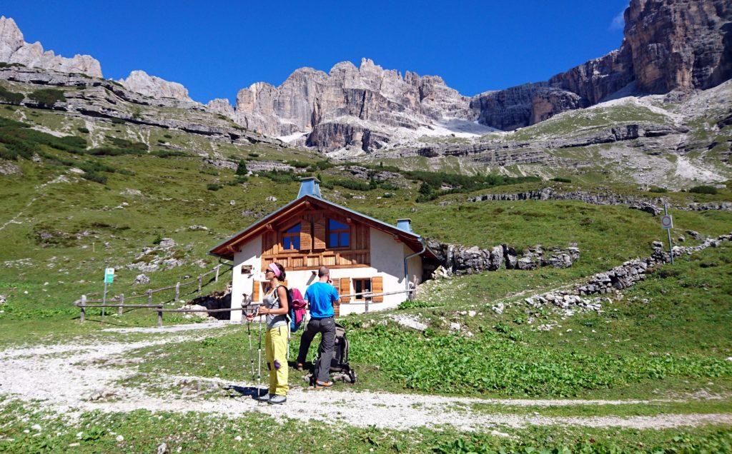 La malga subito sopra il Rifugio Al Cacciatore