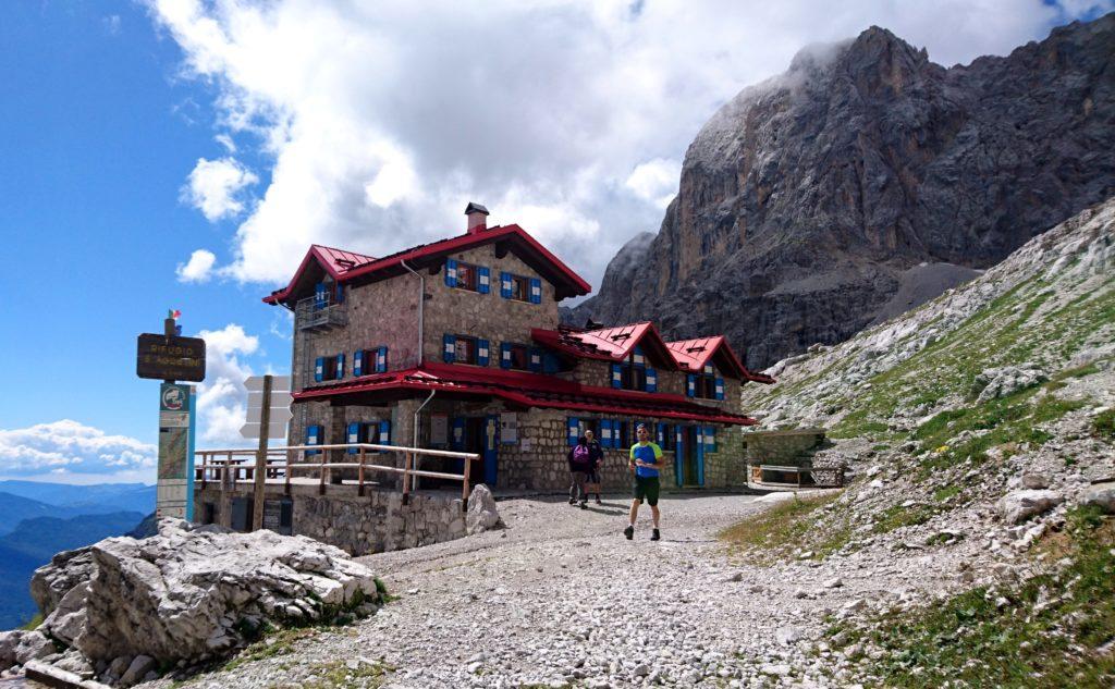 il Rifugio Agostini, che è stato recentemente ricostruito ed è veramente accogliente, oltre a godere di una posizione magnifica dal punto di vista paesaggistico