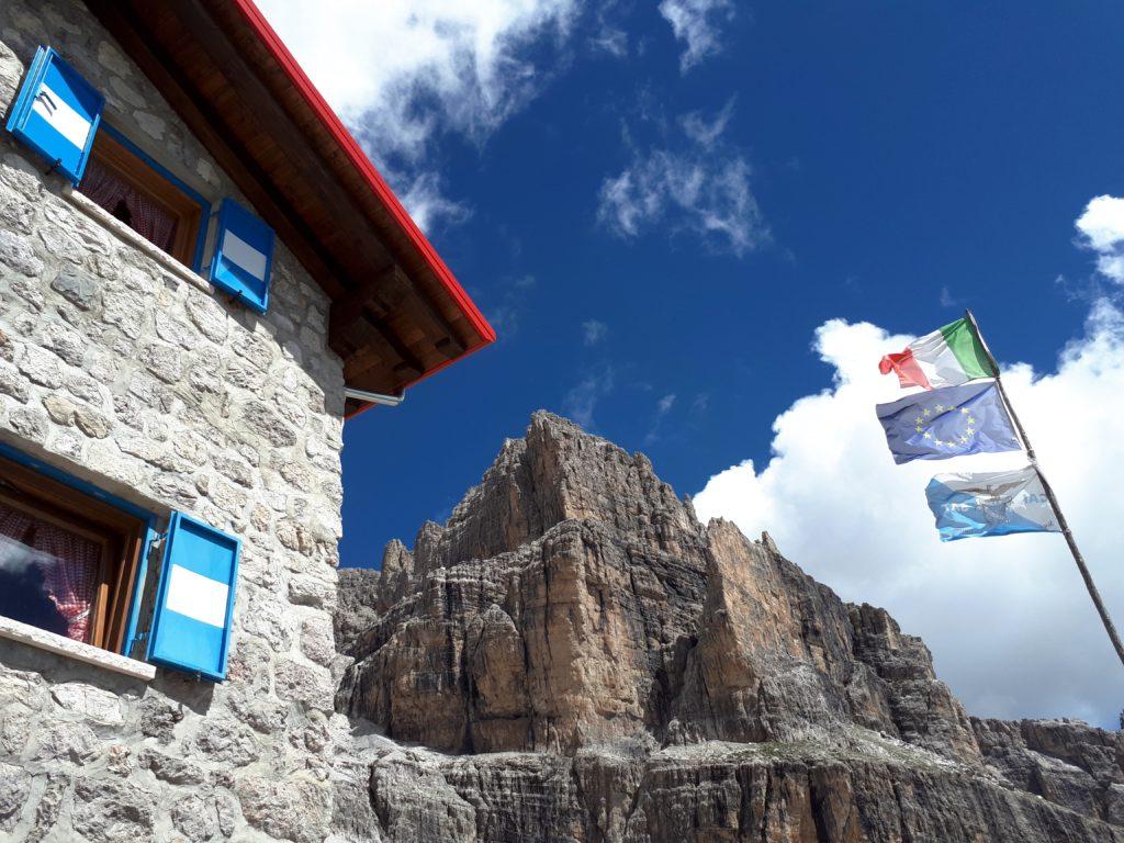 C&#039;è qualcosa che accomuna questi nidi d&#039;aquila alle montagne che li circondano: la severità, o la grazia della semplicità... o entrambe le cose