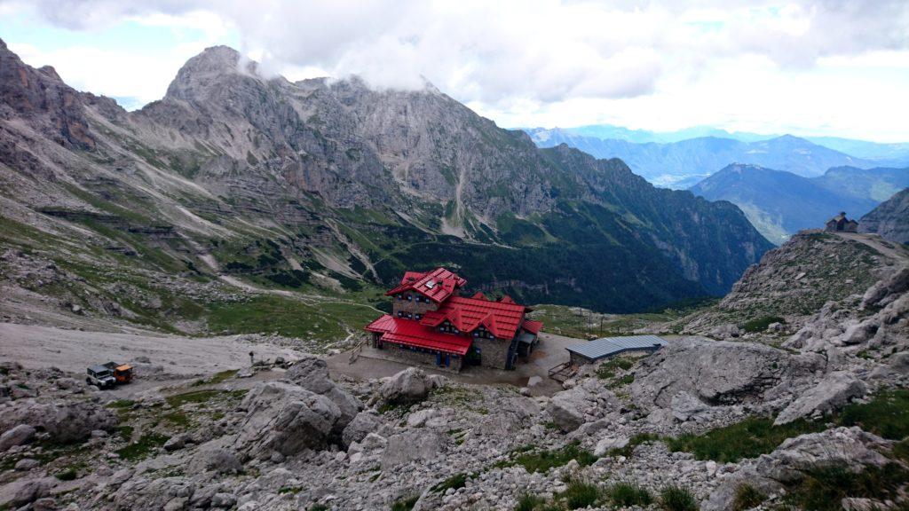 Rifugio Agostini visto dall'alto: ci stiamo incamminando verso la Torre d'Ambiez