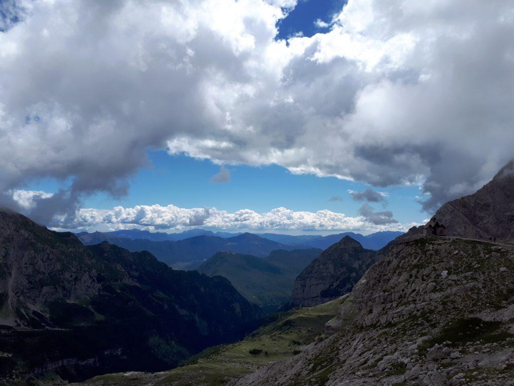 La Cappella del Rifugio, che sorge su una lingua di terra protesa verso la Valle d'Ambiez