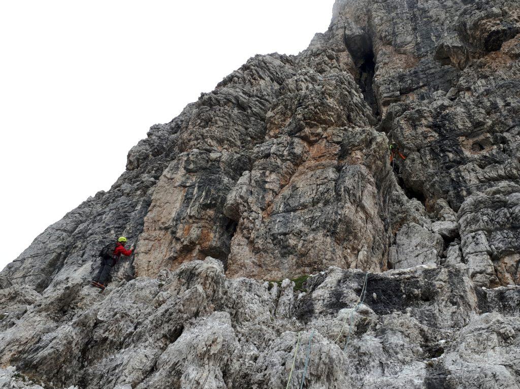 Dopo 50 metri di arrampicata è già ora di tornare al rifugio (non sia mai che arriviamo tardi per cena!): qui Gabriele in calata e Marco che cerca di recuperare, senza successo, il friend incastrato troppo bene in una fessura