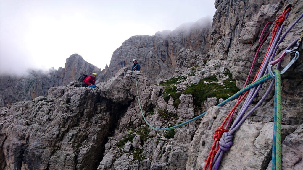 avendo toppato la via ci tocca un piccolo traverso per poter utilizzare questa sosta attrezzata con cordini, poco più in là di dove siamo approdati noi