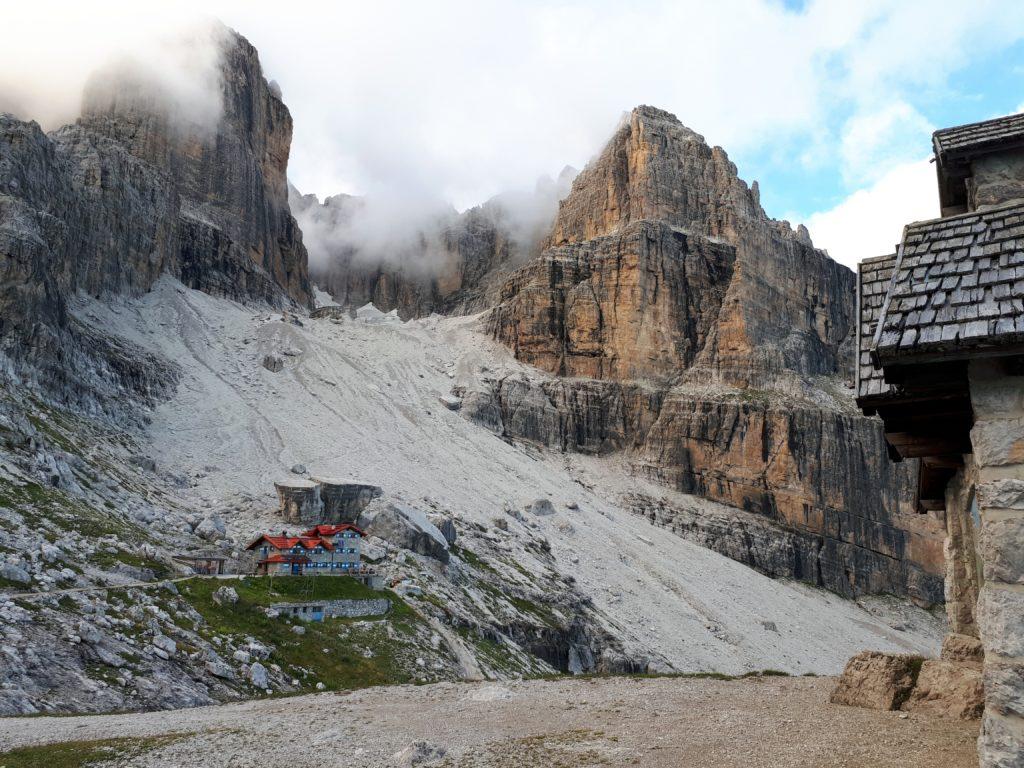 il Rifugio Agostini visto dalla Cappella: sullo sfondo le cime meravigliose che gli fanno da quinta naturale