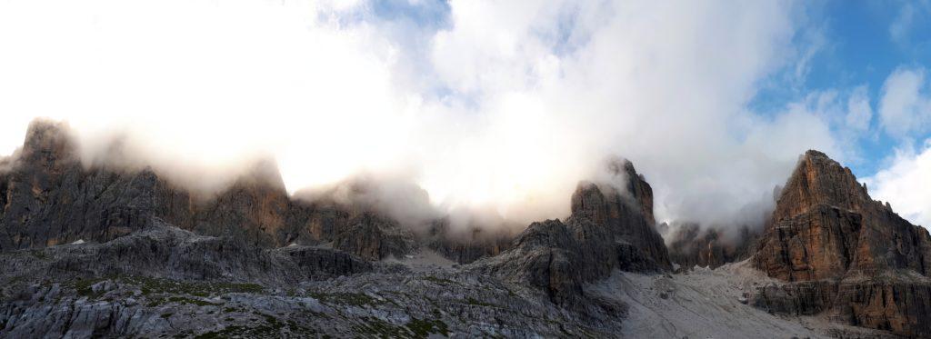 l&#039;anfiteatro di roccia alle spalle del Rifugio Agostini