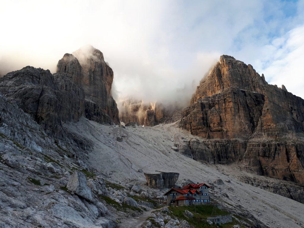 l'enorme masso alle spalle del Rifugio sembra ricordarci la fragilità delle cose, anche di quelle che ci sembrano più invulnerabili