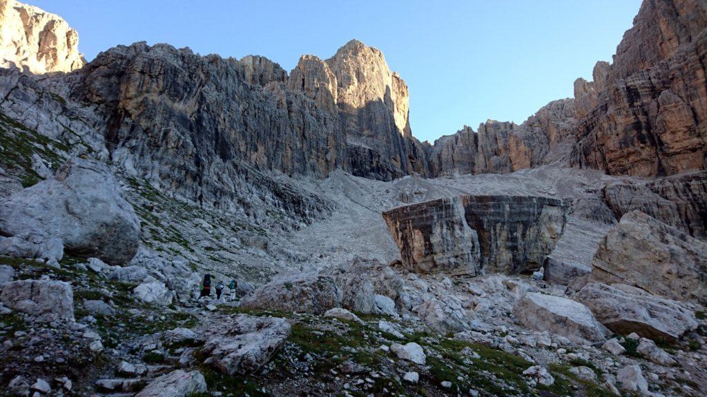 la mattina numerose cordate si muovono verso le pareti della Cima d&#039;Ambiez; in primo piano il masso enorme che si trova subito dietro il Rifugio Agostini, che manco a dirlo, si scala!