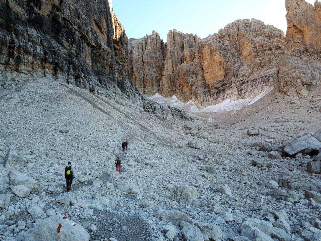 lungo la traccia che attraversa il ghiaione alle spalle dell'Agostini