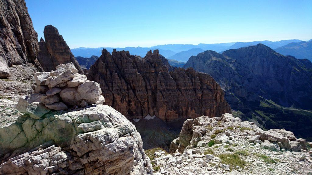 vista da una delle cengie detritiche: gli ometti segnano la direzione da seguire