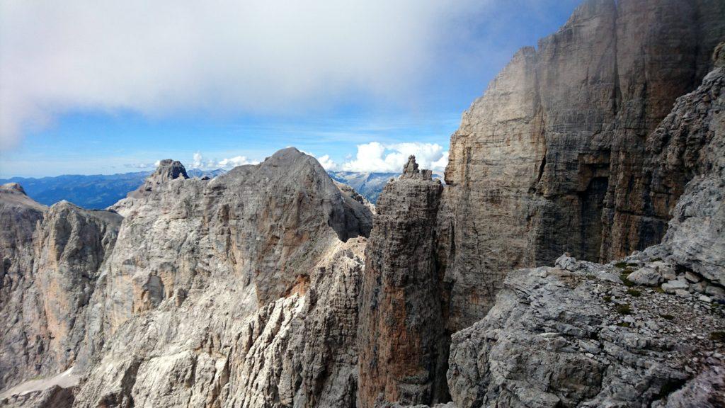 siamo all&#039;ultima cengia: da qui si prosegue per facili roccette sullo spigolo