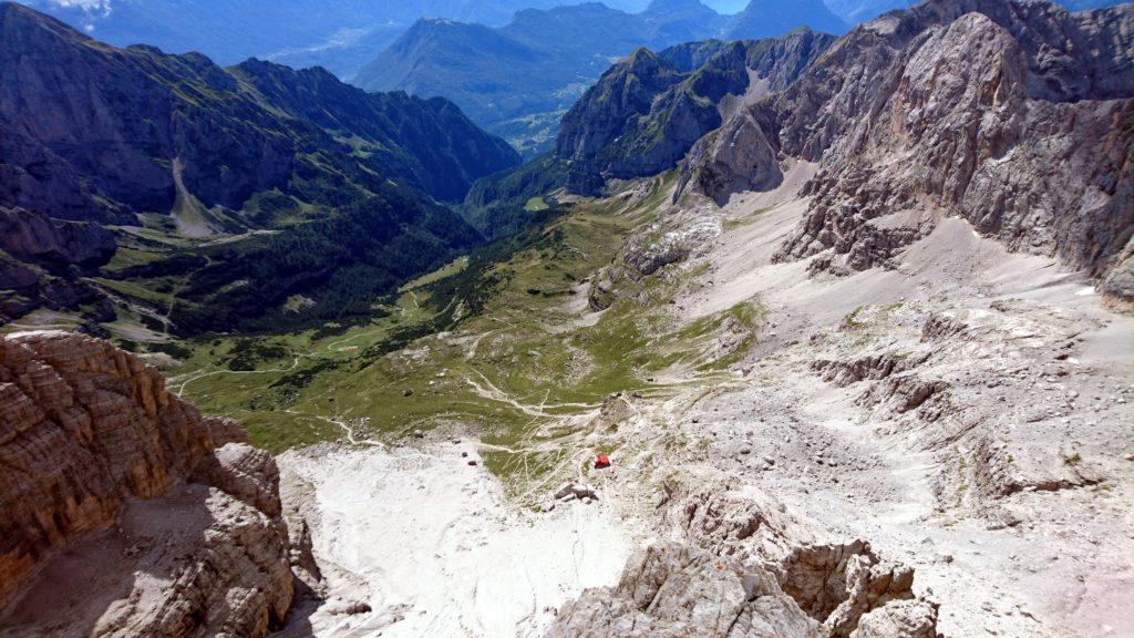 il puntino rosso altro non è che il tetto del Rifugio Agostini