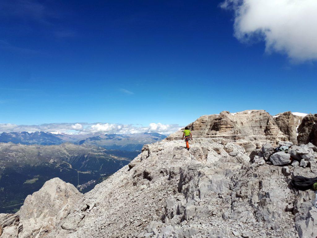 Gabriele passeggia sul comodo piattone della Cima d'Ambiez