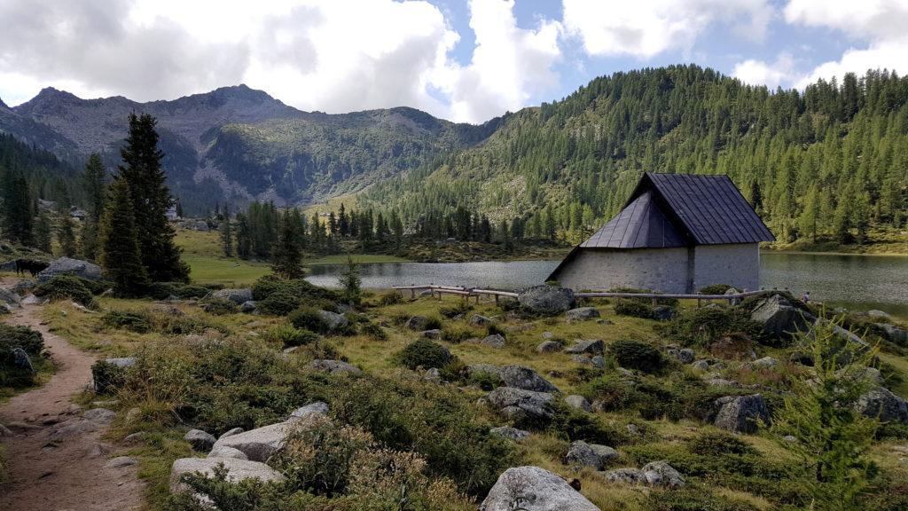 La bella chiesetta che si affaccia sul lago di San Giuliano