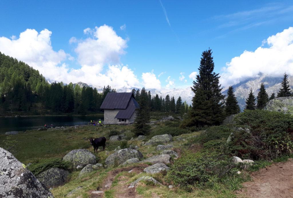 Altra prospettiva della chiesetta accanto al lago