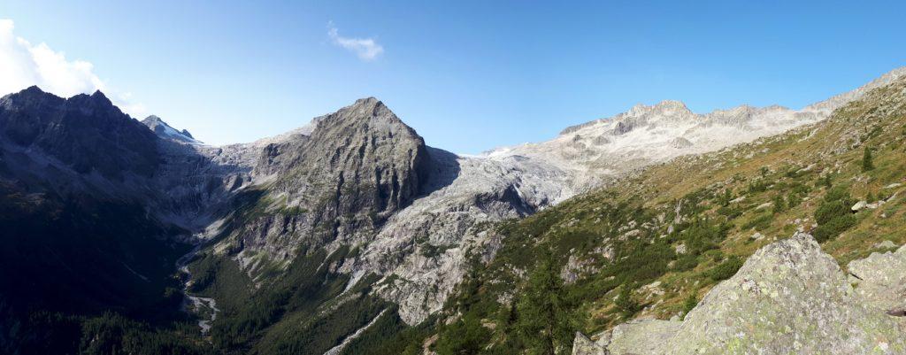 la bellezza della Val Genova alta, a sinistra le cascate del Matarot