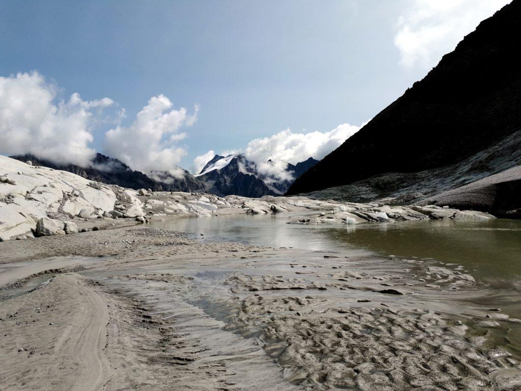 lo scioglimento dei ghiacci: sabbia, pietra, detriti e acqua