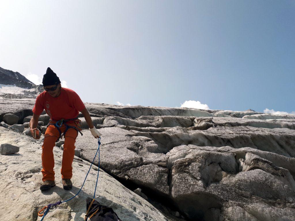 per superare la seraccata decidiamo di passare sulla roccia... anche se togliersi addirittura i ramponi forse è stato un po' prematuro!