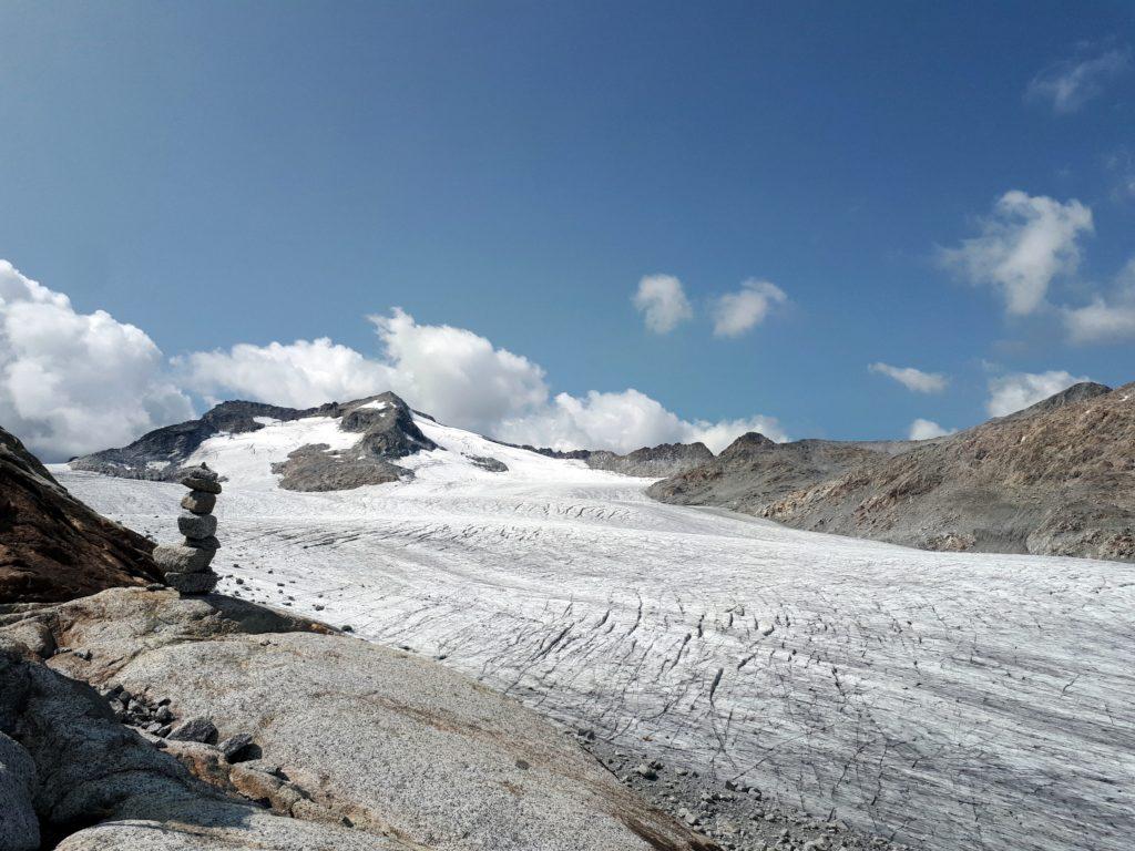 tutto il ghiacciaio è solcato da crepacci, come se fosse stato graffiato da una tigre impazzita