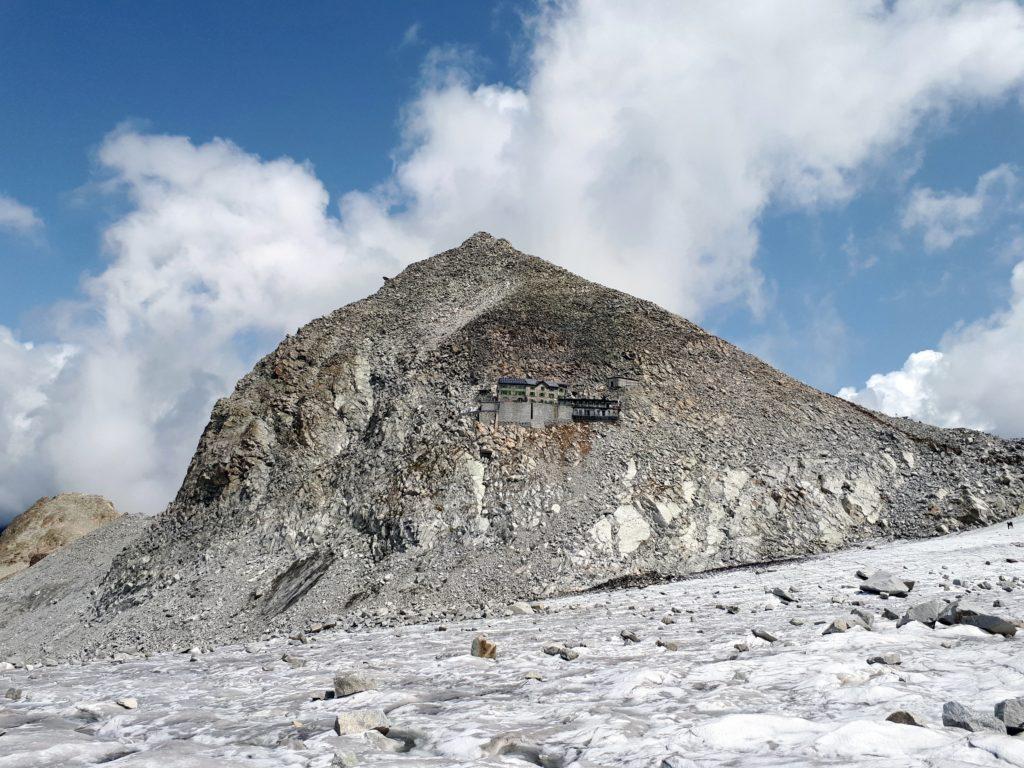 siamo ora sul ghiacciaio di fronte ai Caduti dell&#039;Adamello: abbiamo camminato a lungo sulle rocce per evitare una parte particolarmente crepacciata, visto anche il sole a picco!