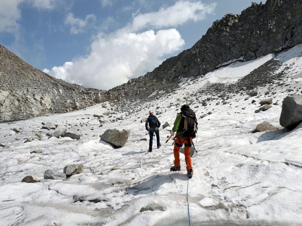 ultimo tratto di ghiacciaio (messo malissimo) per raggiungere il Passo della Lobbia Alta. La parete sotto il Rifugio Caduti dell&#039;Adamello scarica, e non ci sembrava il caso di passarci sotto!