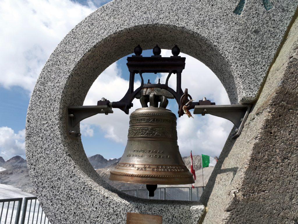 la campana del Rifugio Caduti dell&#039;Adamello, familiarmente detto Rifugio della Lobbia
