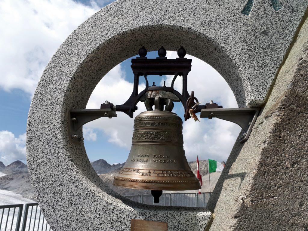 la campana del Rifugio Caduti dell'Adamello, familiarmente detto Rifugio della Lobbia