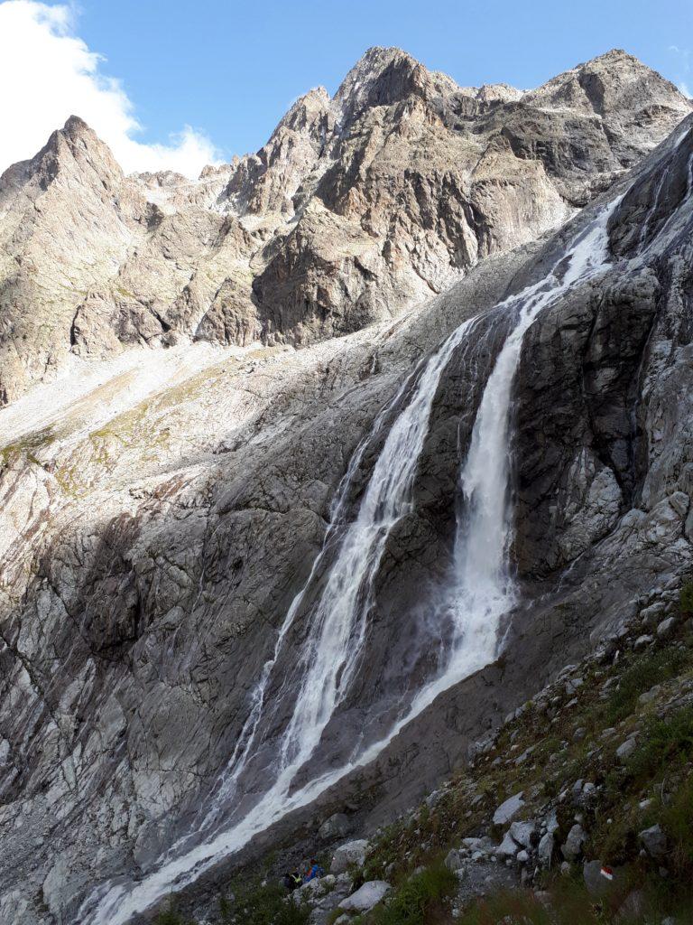 la parte ferrata di scentiero scende proprio accanto alle incredibili cascate del Matarot, belle piene essendo pomeriggio