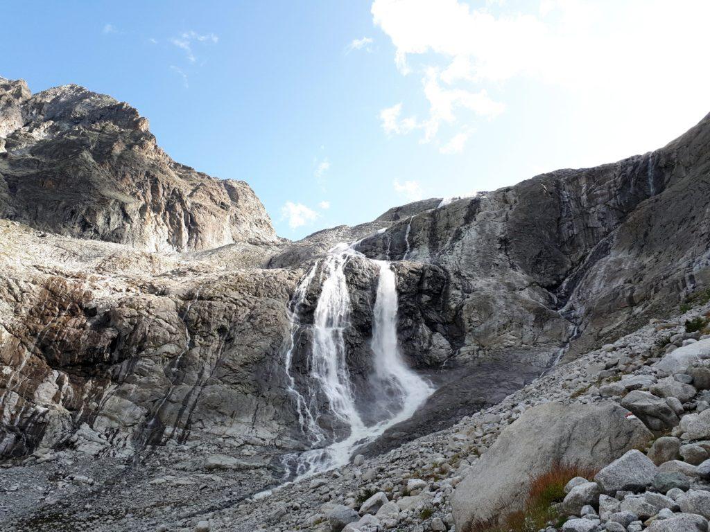 più si scende più diventa evidente la maestosità di queste cascate: noi ci interroghiamo sull'ipotesi che siano o meno scalabili in invernale (malati!)