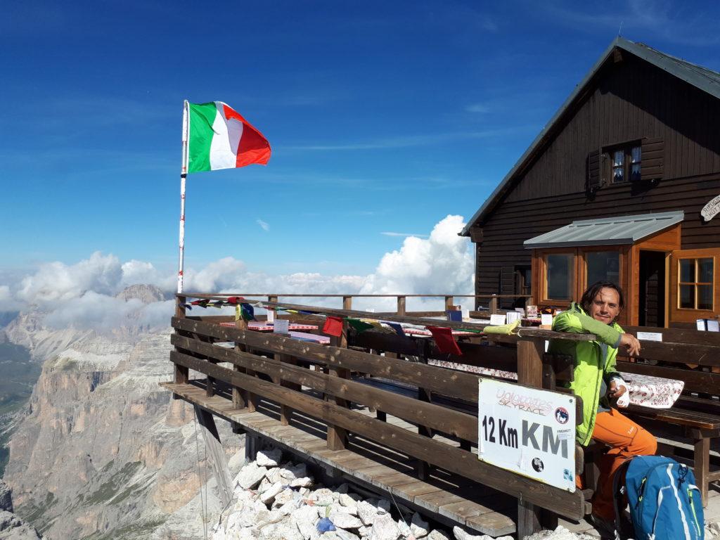 ci godiamo una lunga pausa qui alla Capanna Fassa: la maggior parte degli escursionisti deve ancora arrivare e il panorama è super