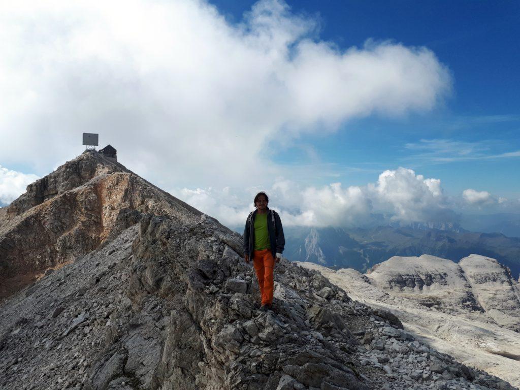 la Cresta Strenta e alle spalle la Capanna Fassa sul Piz Boè