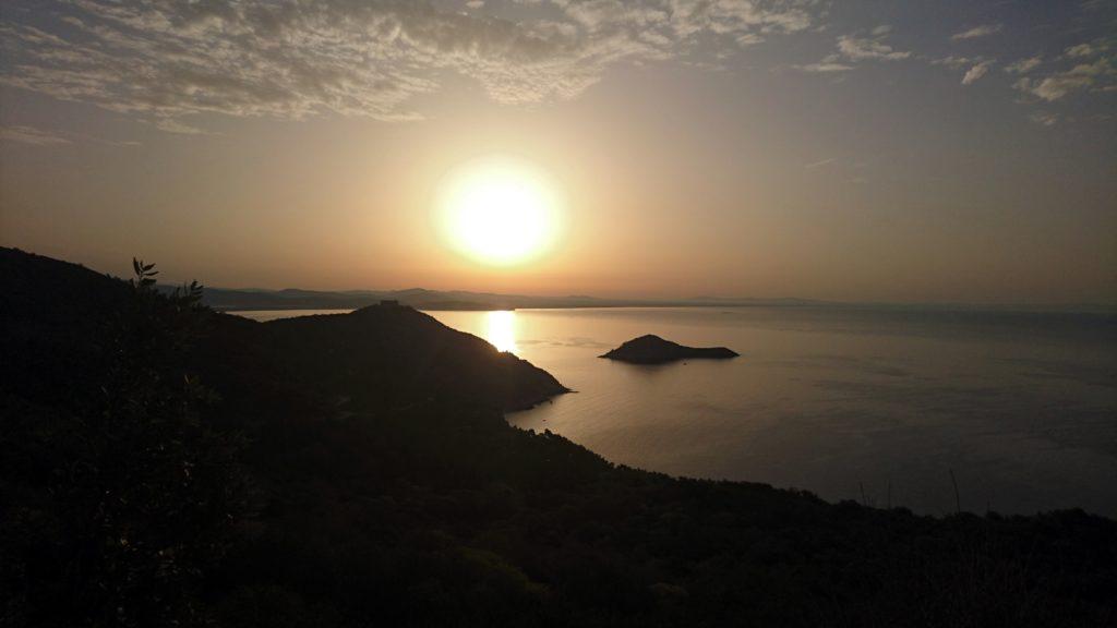 La bella alba vista dall&#039;attacco della via, alla base dello spigolo