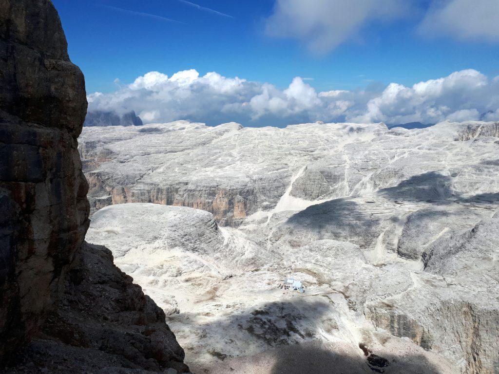 in basso, confuco con i colori della roccia, il Rifugio Piz Boè