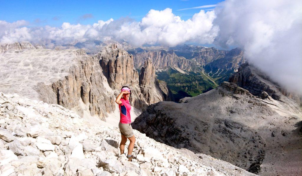 le nuvole si aprono e ci lasciano intravedere le Odle, altre Dolomiti che ci aspettano