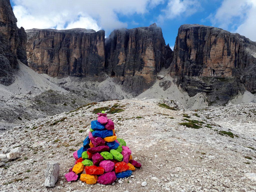 meraviglioso ometto colorato vicino al Rifugio Kostner ruba la scena alla bastionata dolomitica