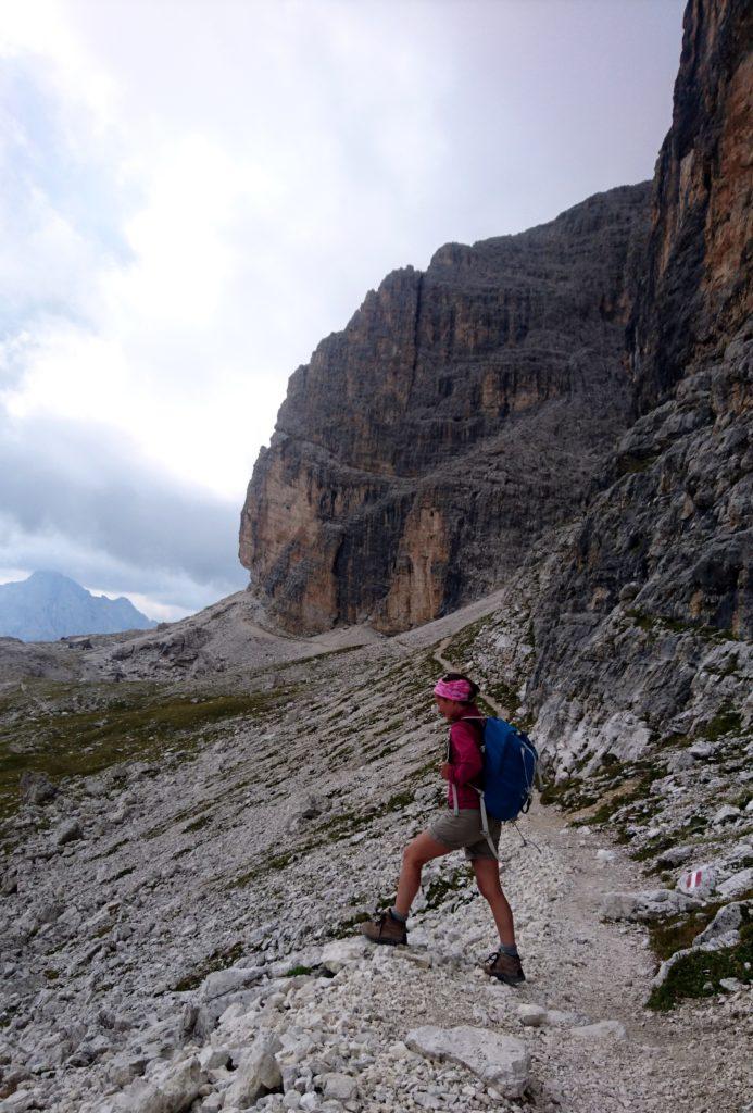 riprendiamo il sentiero, che ci condurrà al parcheggio del Pass Pordoi costeggiando la bastionata del massiccio