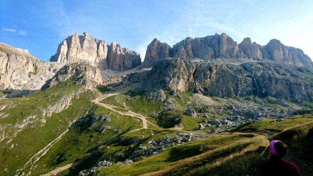 il sentiero che conduce alla forcella parte proprio a ridosso del parcheggio