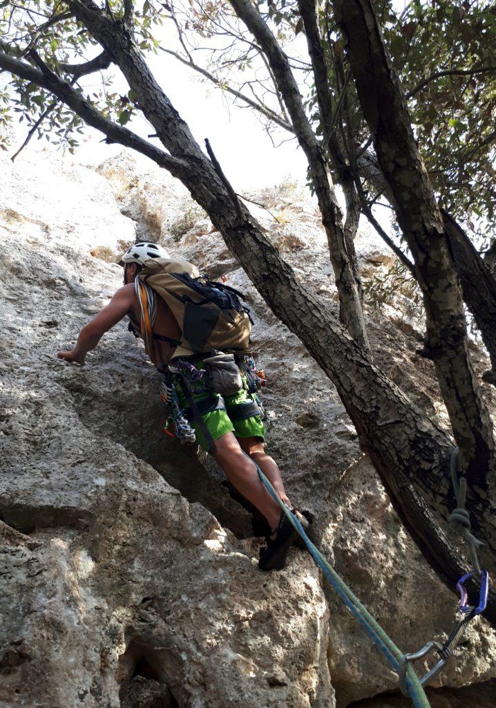 Questo è il primo tiro della via ufficiale (IV+). Noi siamo partiti 15 metri più sotto per la variante 1a, giusto per allungare un po&#039; la via