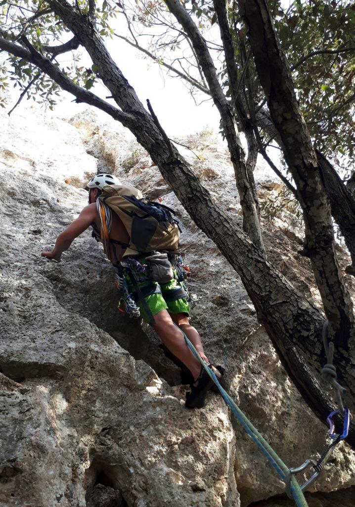 Questo è il primo tiro della via ufficiale (IV+). Noi siamo partiti 15 metri più sotto per la variante 1a, giusto per allungare un po' la via