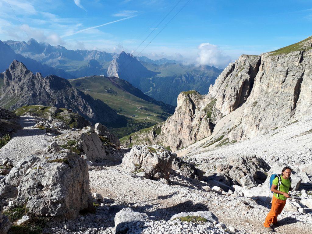 il sentiero attraversa il ghiaione salendo ripidamente verso la forcella