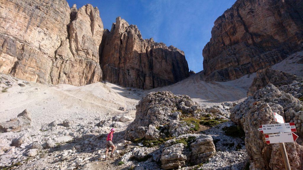 il sentiero attraversa il ghiaione salendo ripidamente verso la forcella